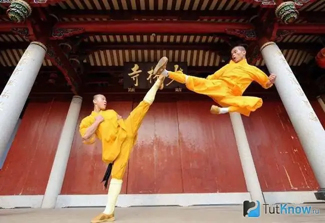 Jeden mnich Shaolin atakuje drugiego