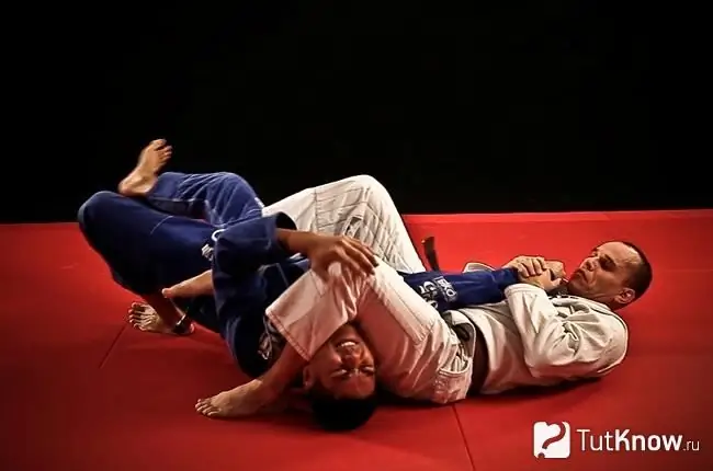 Zawodnik jiu-jitsu trzyma rękę przeciwnika