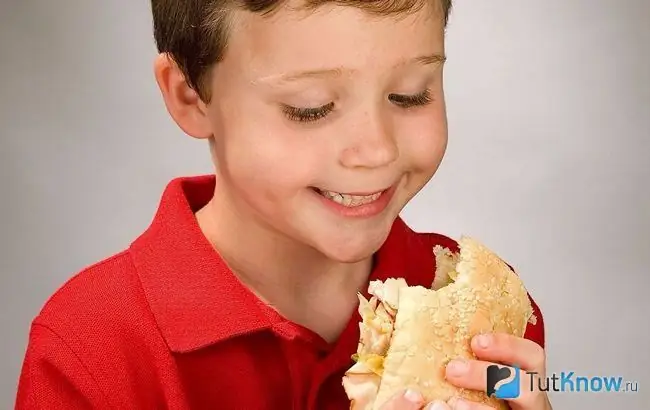 Niño, comida rápida