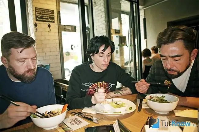 Gente comiendo en un restaurante