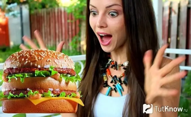 Hamburguesa grande frente a una niña