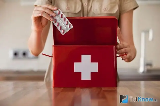 La fille met des stéroïdes dans la boîte de médecine