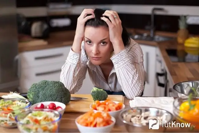 Mädchen am Tisch mit Gemüse und Obst