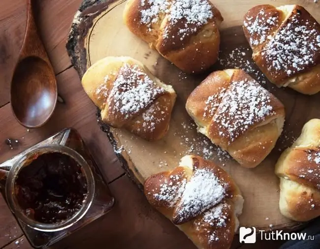 Prodotti da forno con marmellata di pere