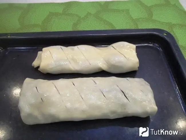 Los rollos se colocan en una bandeja para hornear y se envían al horno