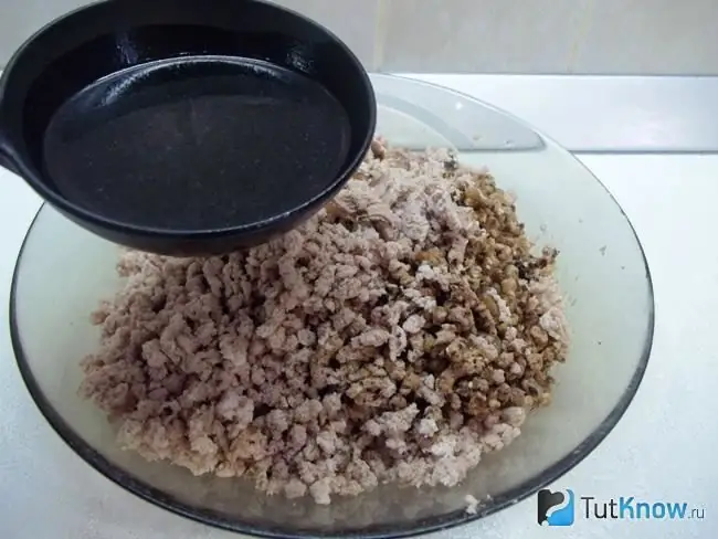 Meat filling seasoned with broth for juiciness