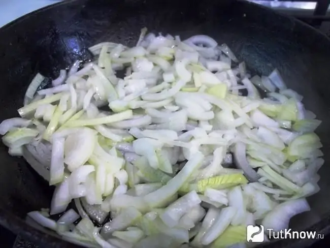 As cebolas são fritas em uma panela no óleo