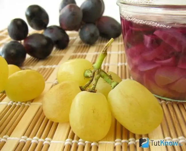 Uvas embebidas com mostarda para o inverno