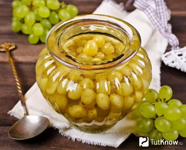 Pickled grapes for the winter