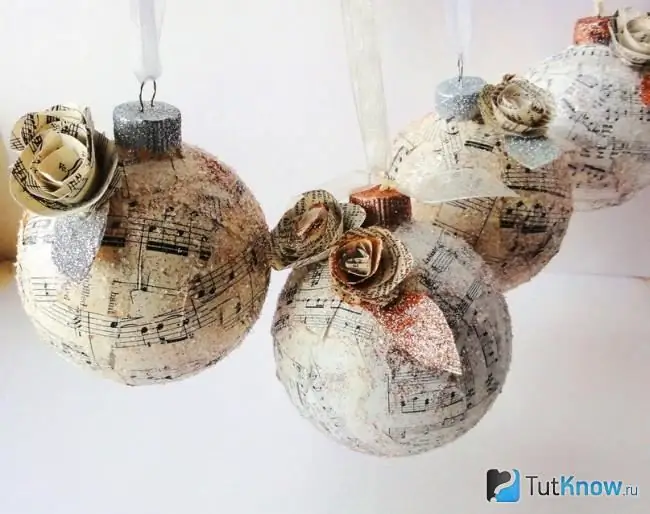 Christmas balls from napkins using decoupage technique