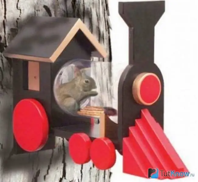 Squirrel feeder in the form of a train