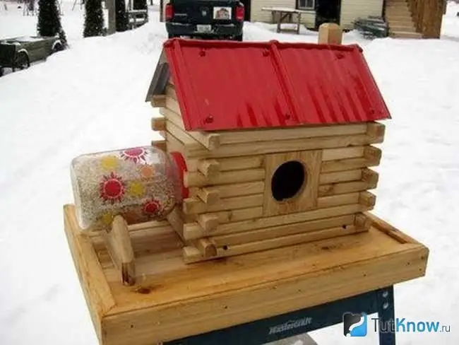 Casa para esquilos e um pote de comida para ela