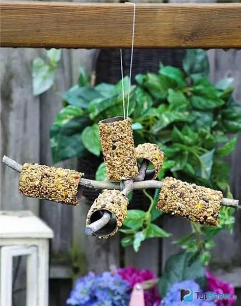 Suspended unpretentious feeder