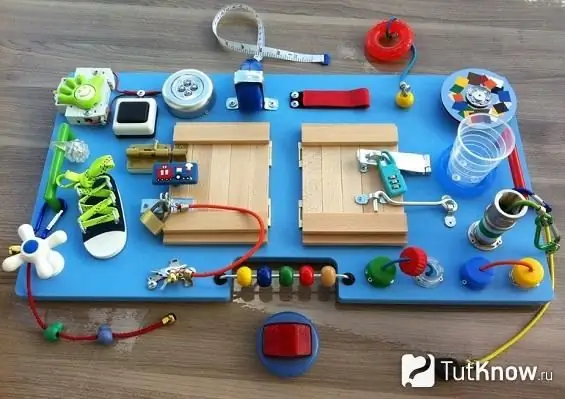 Busyboard mit Schrott