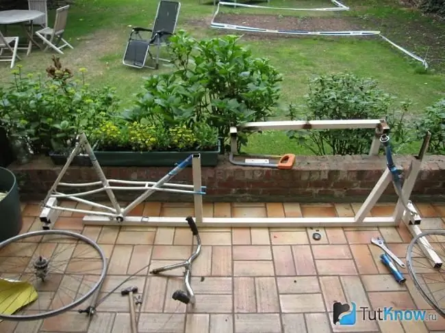 Materiais de mesa de pingue-pongue de uma bicicleta velha