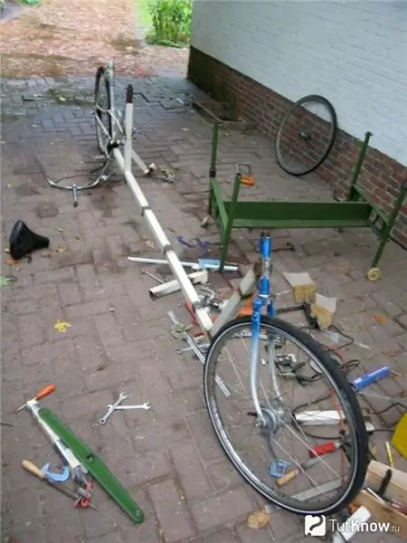 Materiales de mesa de ping pong de una bicicleta vieja