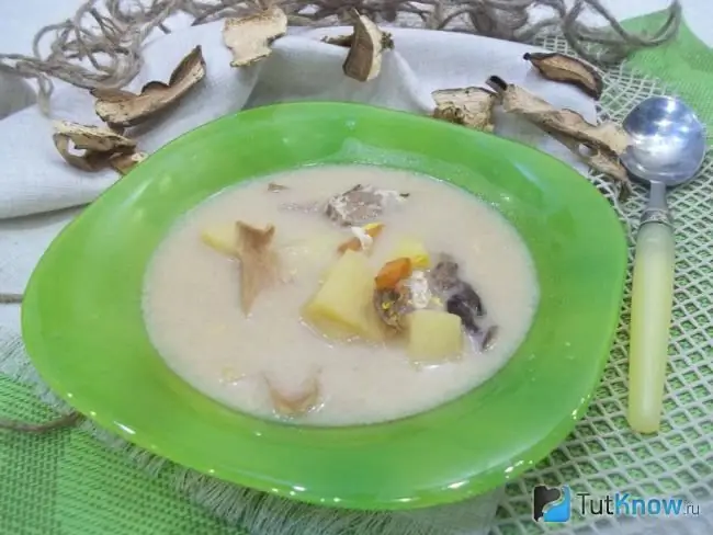 Klar suppe med tørrede porcini -svampe og flødeost