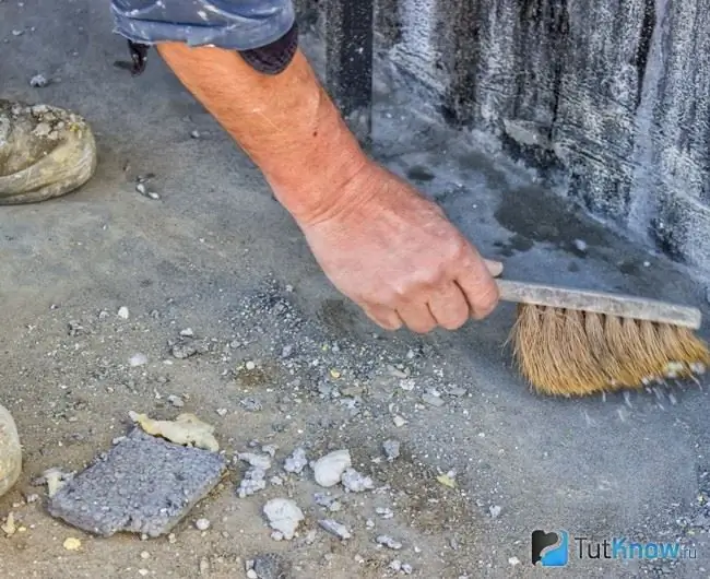 De ondervloer schoonmaken