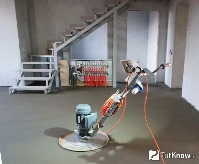 Semi-dry floor screed