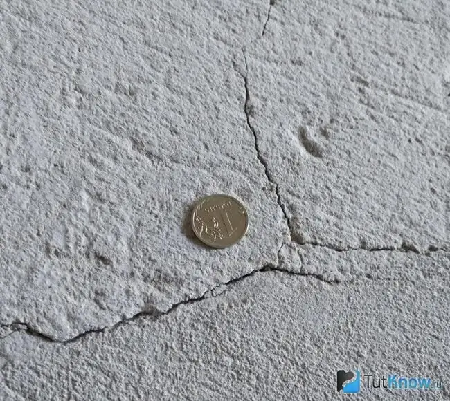 Floating screed cracks