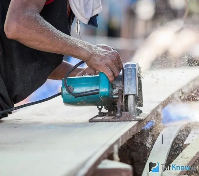 Cortar láminas de madera contrachapada para el piso