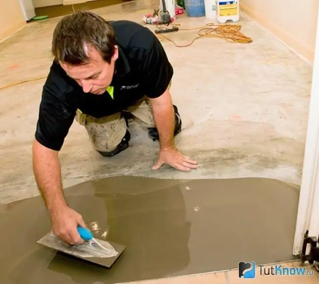 Leveling the floor under the laminate