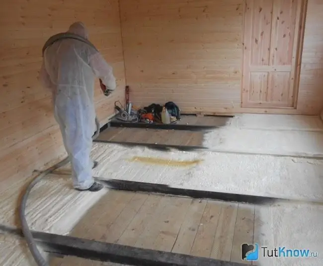 Spraying polyurethane foam on the floor