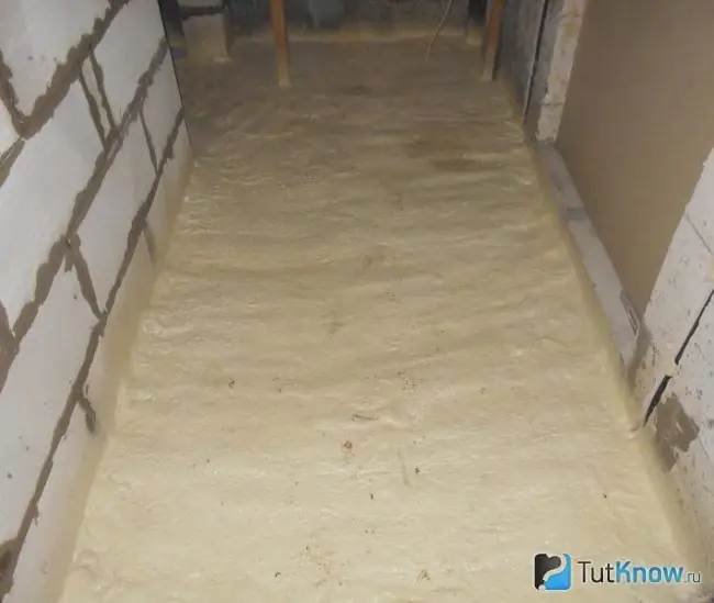 Balcony floor insulated with polyurethane foam