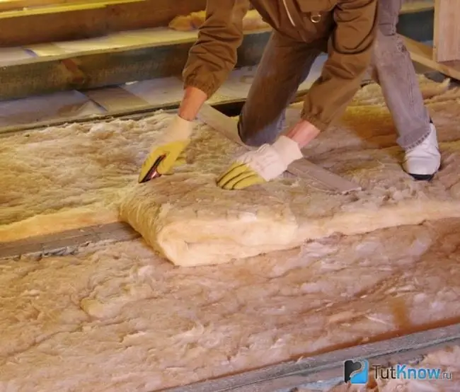 Installation of mineral wool on a wooden floor