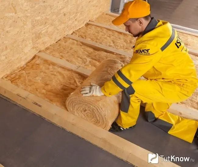 Laying mineral wool on the floor