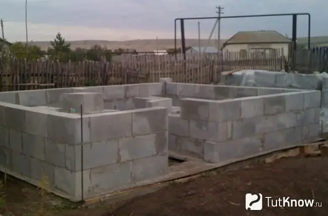 Bath walls made of expanded clay concrete blocks