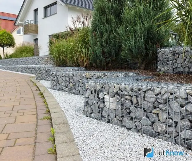 Retaining wall made of gabions