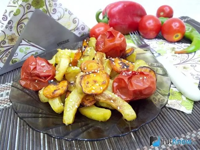 Fertiger warmer Salat mit Zucchini und Tomaten