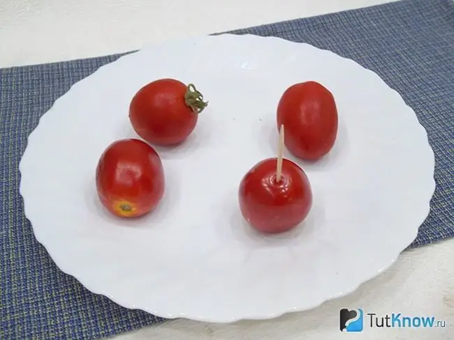 Les tomates sont percées d'un cure-dent