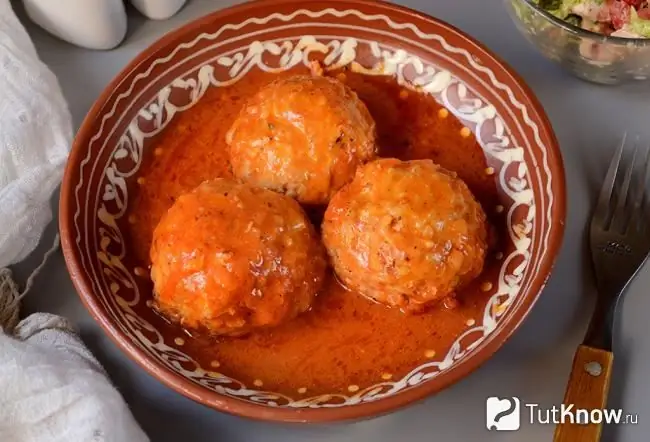 Fleischbällchen mit Reis in Tomatensauce