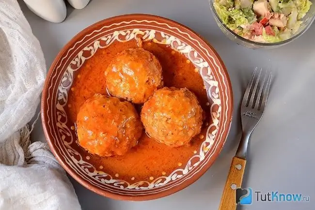 Mga handa na meatball na may bigas sa tomato sauce