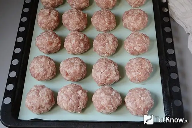 Mga meatball sa isang baking sheet