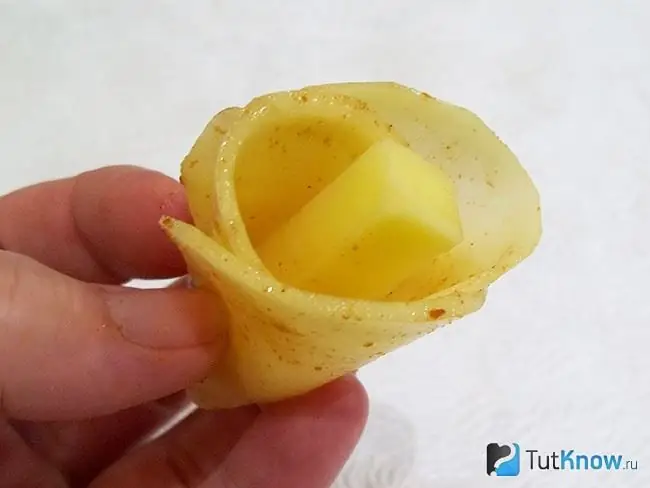 Las rosas se recogen de las patatas