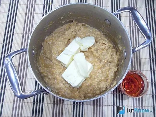 Huile et cognac ajoutés à la pâte de citrouille