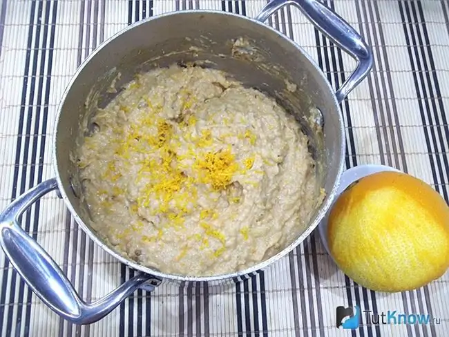 Copeaux d'orange ajoutés à la pâte de citrouille