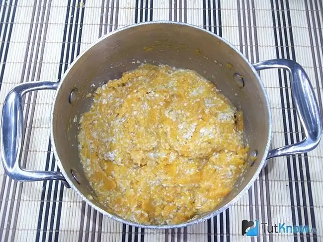 Pumpkin puree and oat crumbs mixed