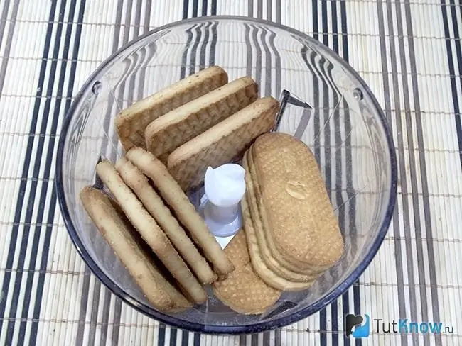 Biscuits trempés dans un hachoir