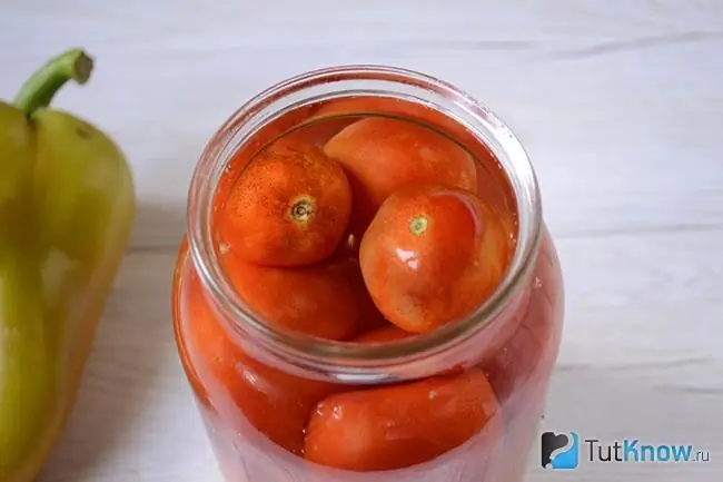 Tarro de tomate lleno de agua