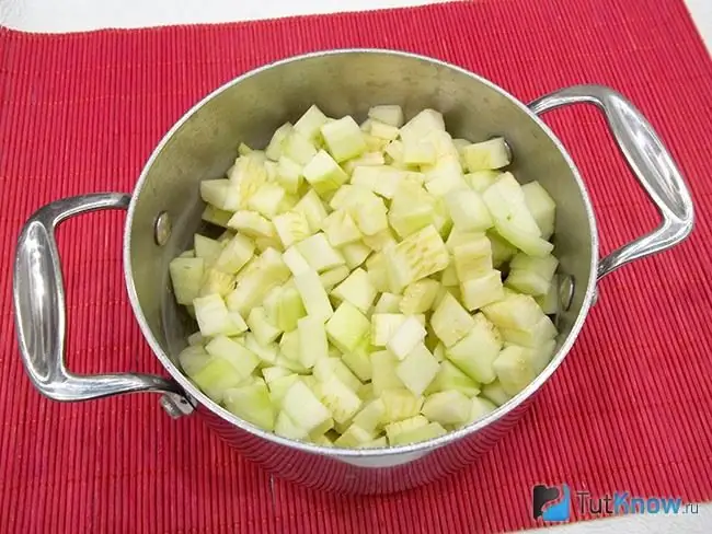 Zucchini in einen Kochtopf gelegt