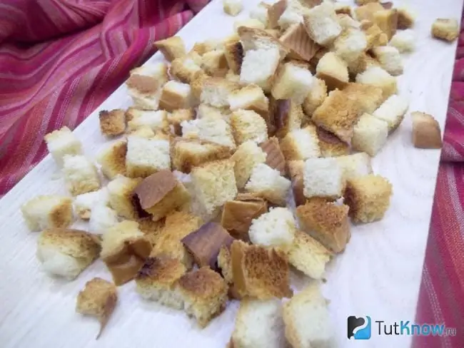 Croutons iliyo tayari ya microwave