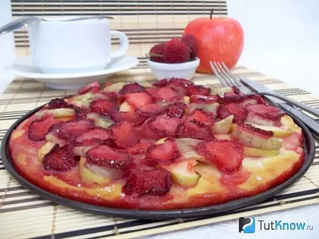 Pizza de fruita preparada amb massa de llevat