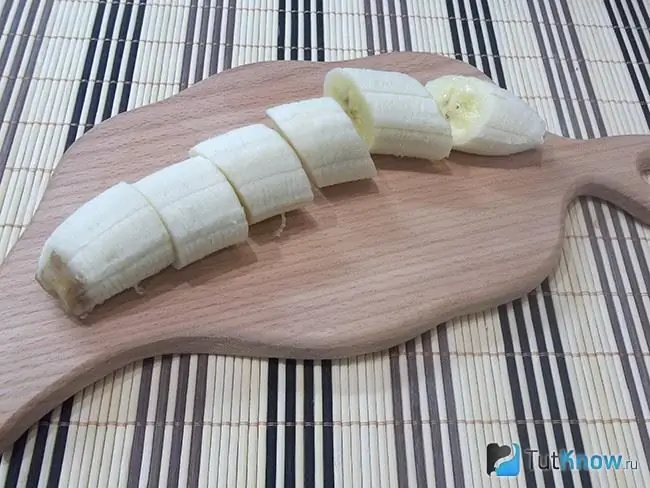 Pisang, dikupas dan dipotong menjadi baji