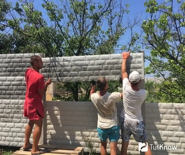 Instalação de seções de cerca de concreto