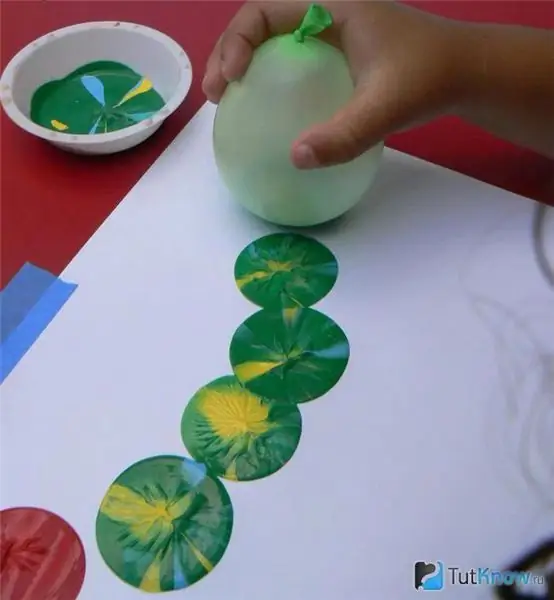 Imprimiendo la pintura con una bola inflable