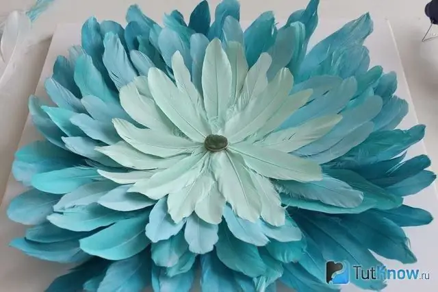 Una flor terminada hecha de plumas azules